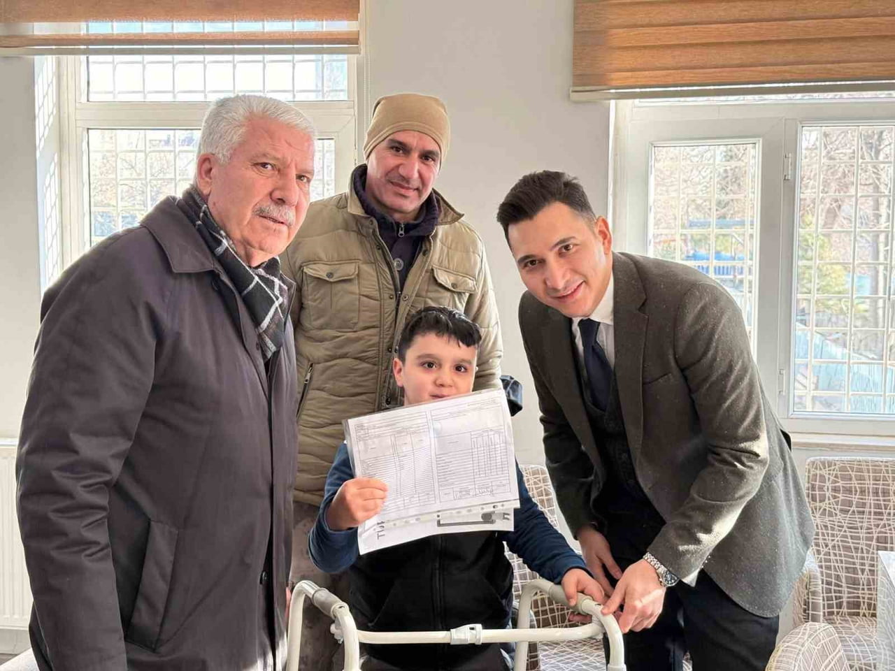 DİYARBAKIR'IN ÇERMİK İLÇESİNDE ÇOCUKLAR KARNELERİNİ ALARAK YARIYIL TATİLİNE BAŞLADI.