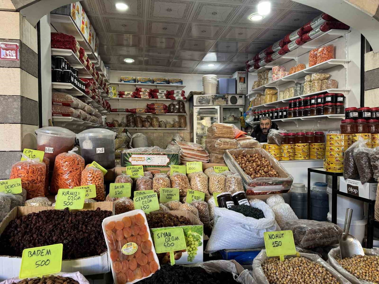 DİYARBAKIR'IN ÇERMİK İLÇESİNDE KAR YAĞIŞININ ARDINDAN VATANDAŞIN KURUYEMİŞE TALEBİ...