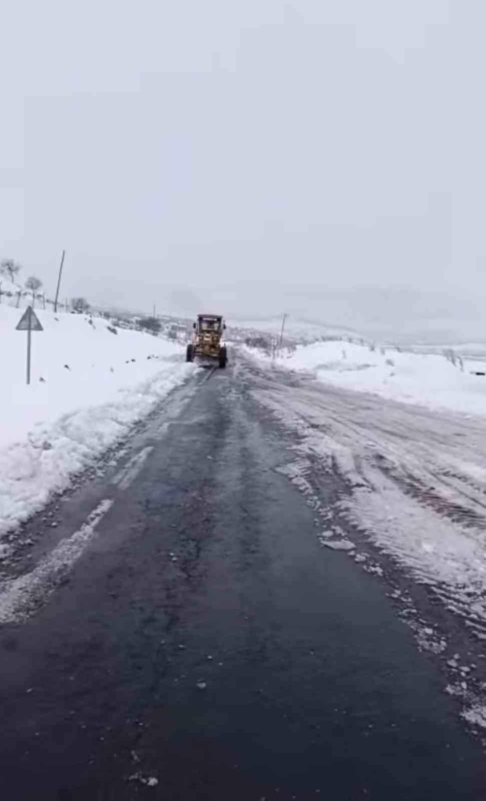 DİYARBAKIR'IN ÇERMİK İLÇESİNDE KARDAN DOLAYI KAPANAN 81 MAHALLE VE 37 MEZRANIN YOLLARI AÇILMAYA...