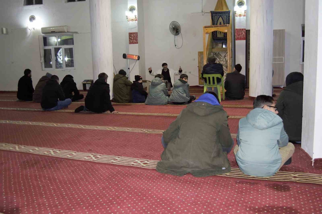 DİYARBAKIR'IN DİCLE İLÇESİNDEKİ CAMİLERDE MİRAÇ KANDİLİ DUALARLA İDRAK EDİLDİ.