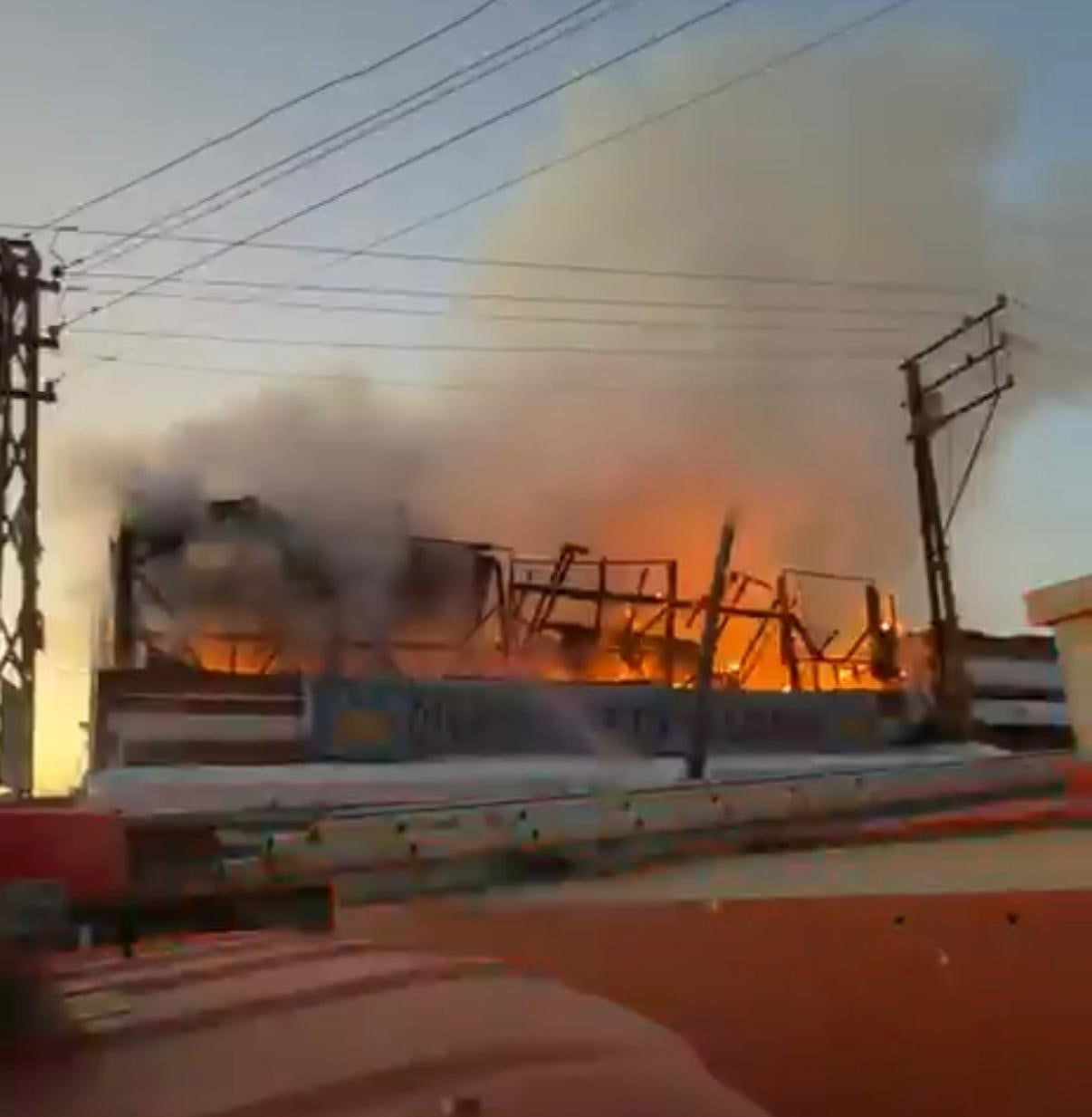 DİYARBAKIR'IN EĞİL İLÇESİNDE BİR KAFENİN TERAS KATINDA ÇIKAN YANGIN, İTFAİYE EKİPLERİ TARAFINDAN...