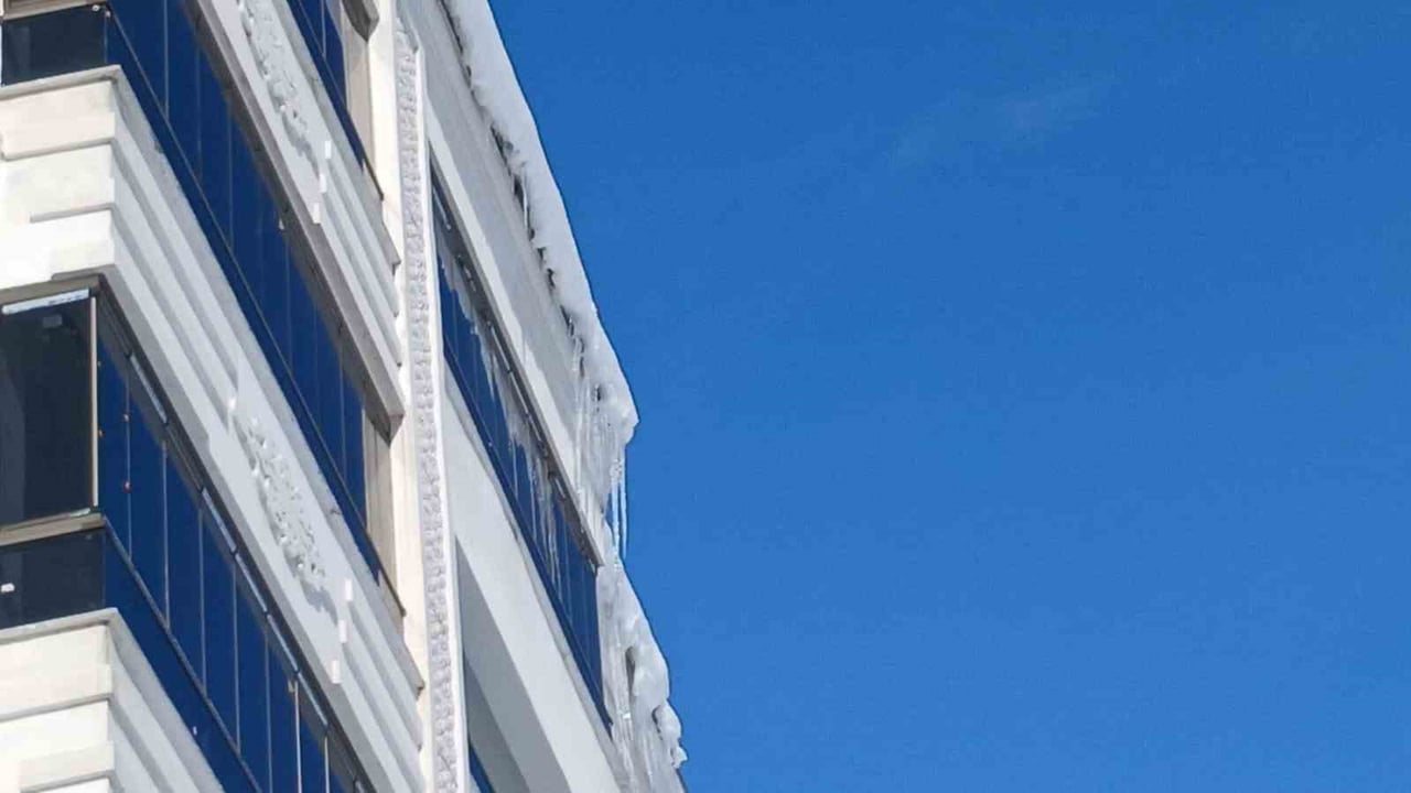 DİYARBAKIR'IN KULP İLÇESİNDE KAR YAĞIŞININ ARDINDAN DONDURUCU HAVA ETKİLİ OLDU.