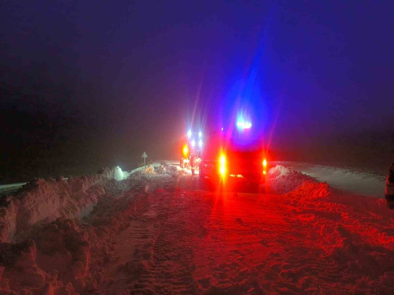 DİYARBAKIR'IN MARDİN, ŞANLIURFA, BATMAN VE ELAZIĞ GÜZERGAHLARINDA YÜZLERCE ARAÇ YOLDA KALDI