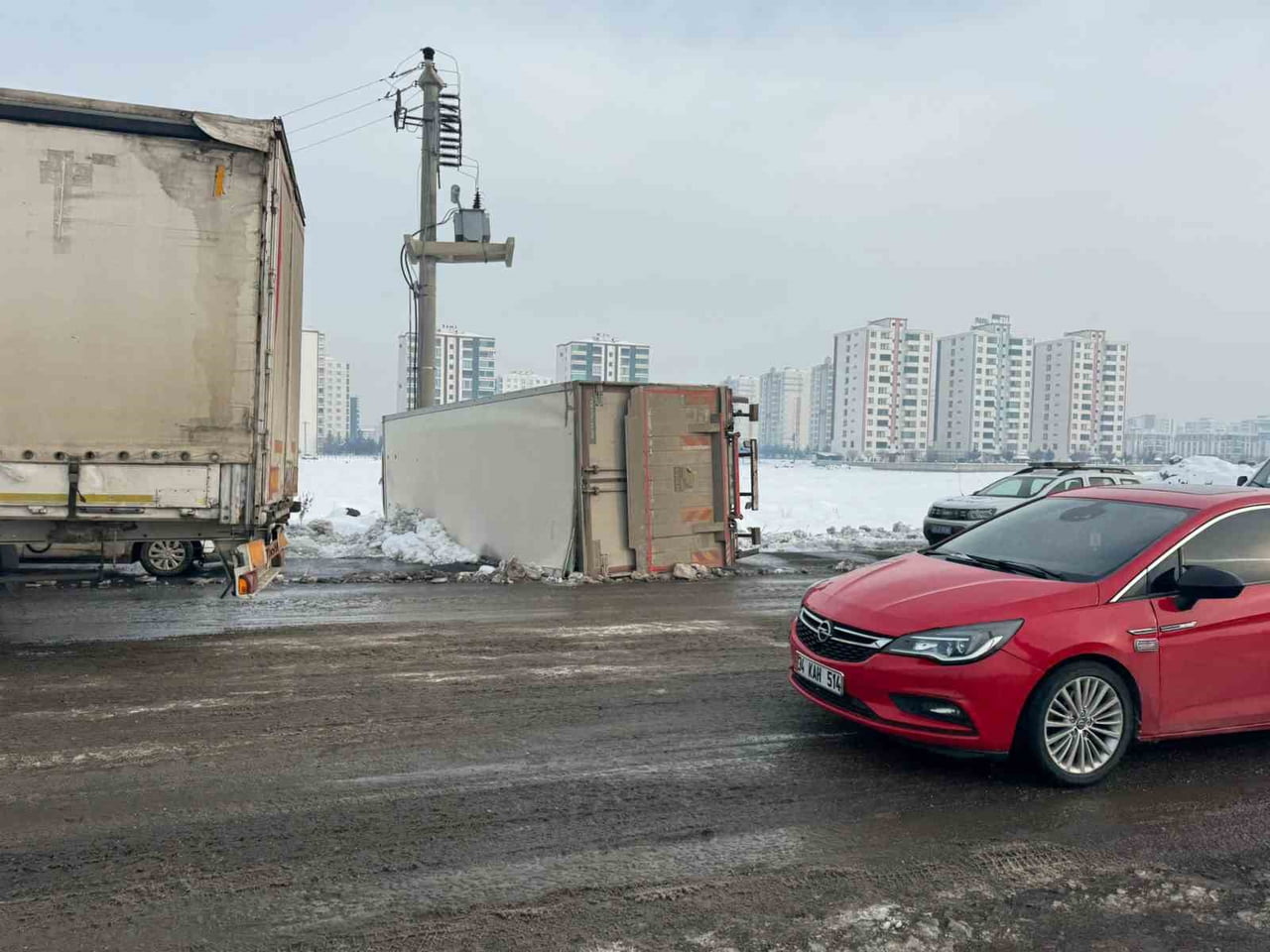 DİYARBAKIR'IN MERKEZ KAYAPINAR İLÇESİNDE KAYGANLAŞAN YOLDA DEVRİLEN TIRIN SÜRÜCÜSÜ...