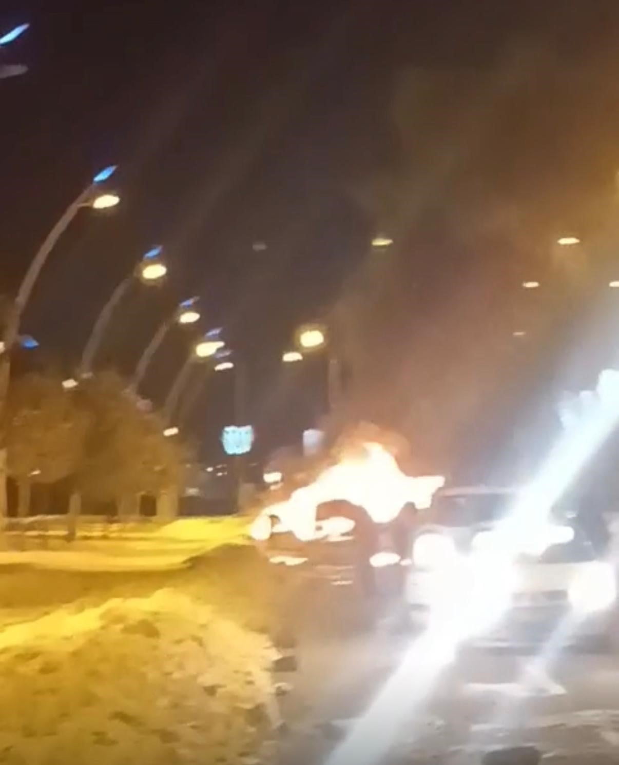 DİYARBAKIR'IN MERKEZ YENİŞEHİR İLÇESİNDE PARK HALİNDEKİ OTOMOBİL YANARAK KULLANILAMAZ HALE...