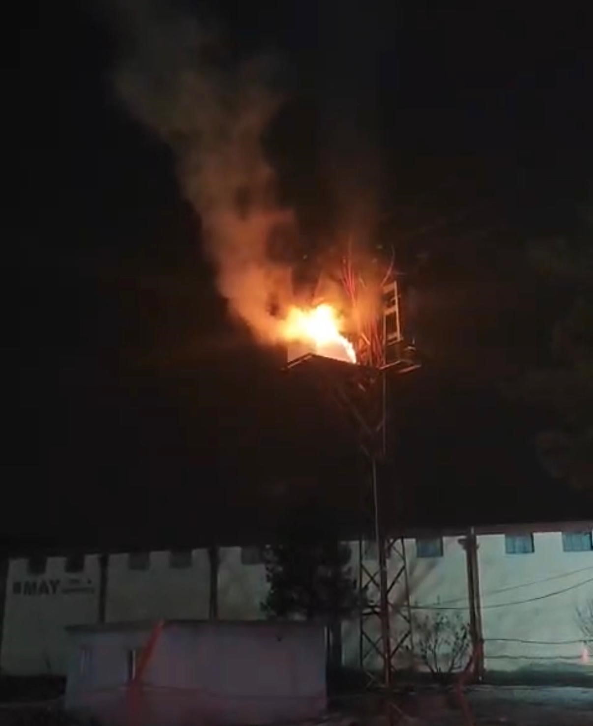 DİYARBAKIR'IN SUR İLÇESİNDE DİREK ÜZERİNDE BULUNAN ELEKTRİK PANOSU YANARAK KULLANILAMAZ HALE...