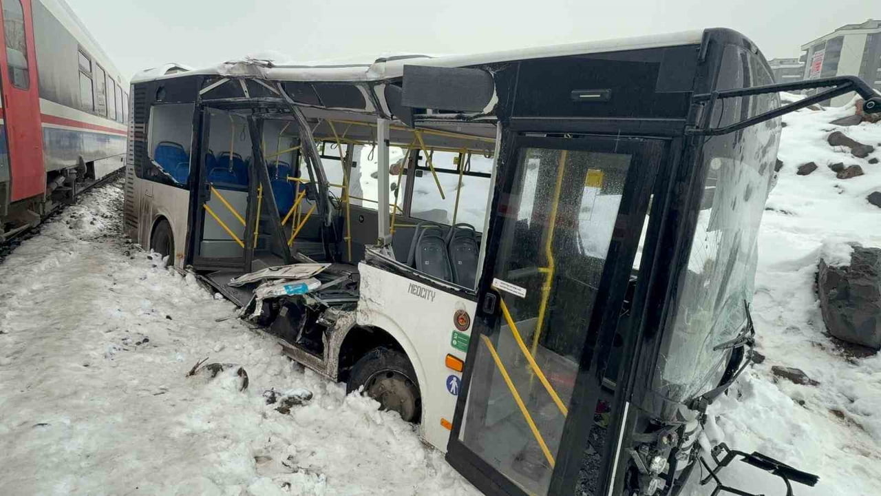 DİYARBAKIR'IN YENİŞEHİR İLÇESİNDE HEMZEMİN GEÇİTTE TRENLE ÇARPIŞAN BELEDİYE OTOBÜSÜNÜN SÜRÜCÜSÜ...