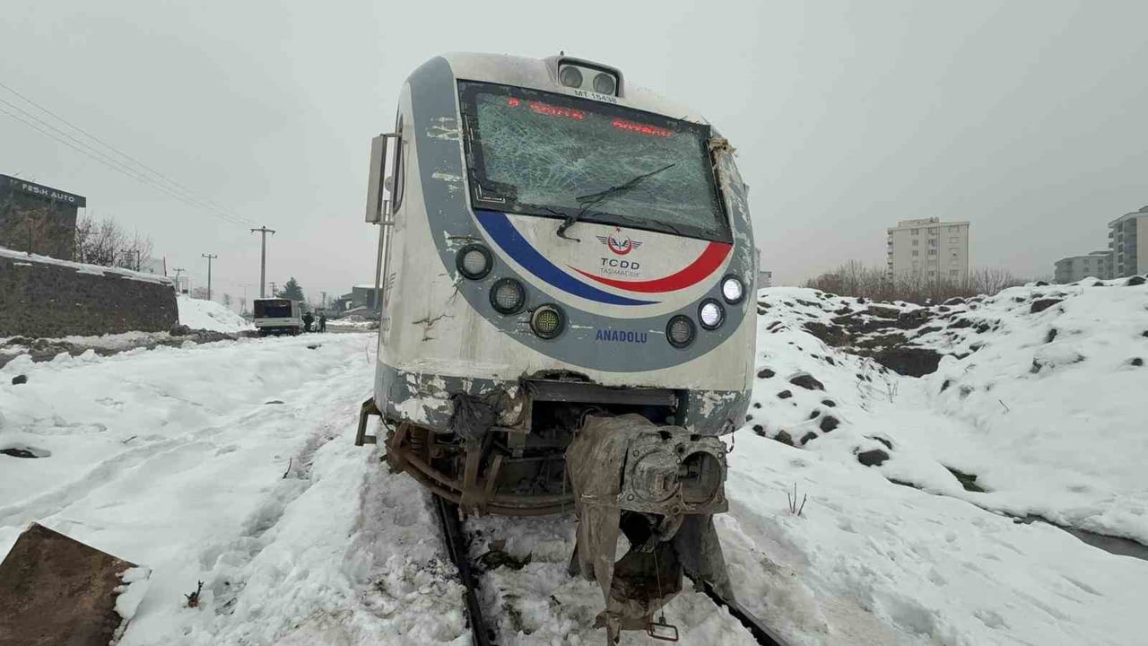 DİYARBAKIR'IN YENİŞEHİR İLÇESİNDE HEMZEMİN GEÇİTTE TRENLE ÇARPIŞAN BELEDİYE OTOBÜSÜNÜN SÜRÜCÜSÜ...