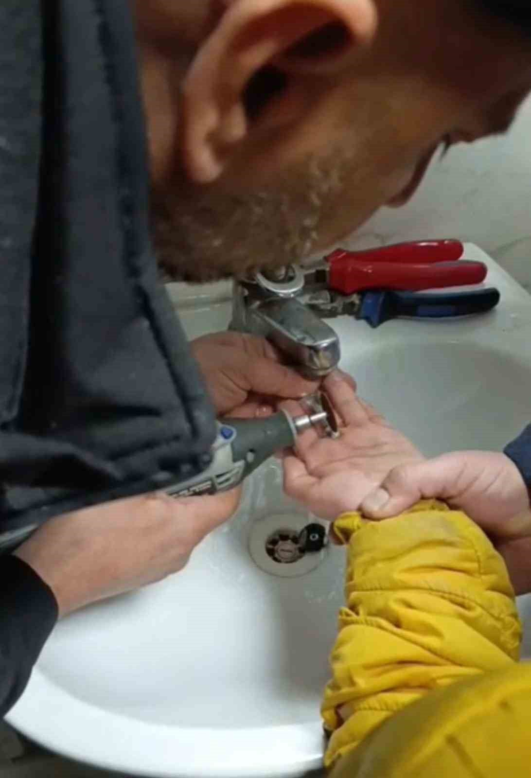 DİYARBAKIR'IN YENİŞEHİR İLÇESİNDE İLÇESİNDE METAL PARAYA PARMAĞI SIKIŞAN ÇOCUK, İTFAİYE...