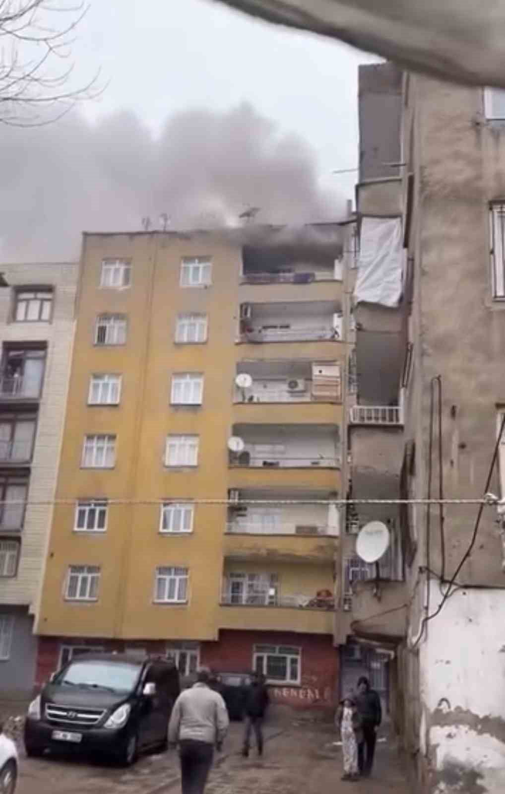 DİYARBAKIR BAĞLAR İLÇESİNDE 7 KATLI BİR APARTMANIN SON KATINDA YANGIN ÇIKTI. YANGINDA ÖLEN YA DA...