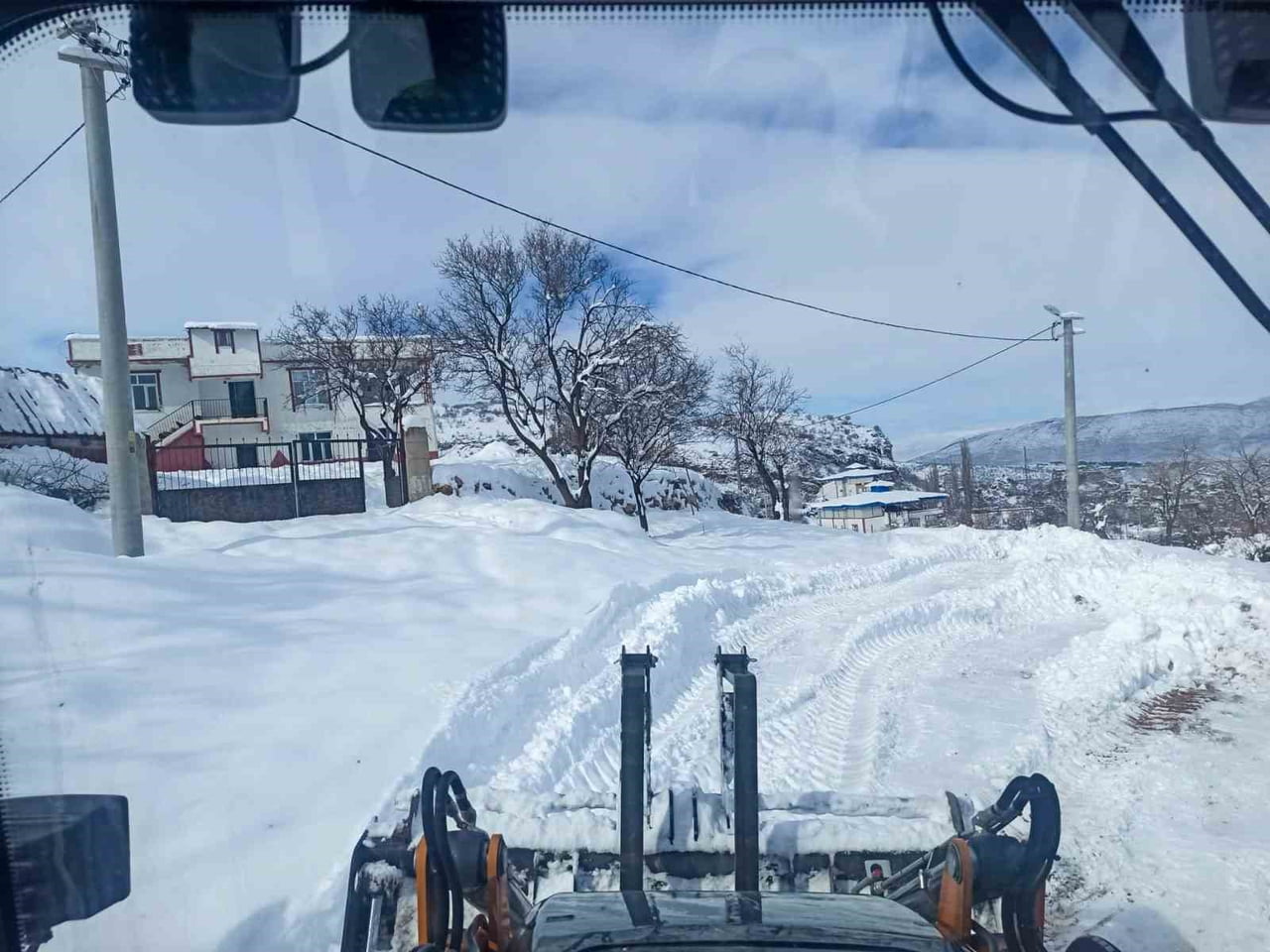 DİYARBAKIR BÜYÜKŞEHİR BELEDİYESİ EKİPLERİ, 19, 20 VE 21 OCAK TARİHLERİNDE YÜRÜTTÜĞÜ KAR TEMİZLİĞİ...