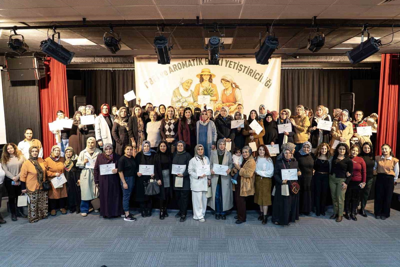 DİYARBAKIR BÜYÜKŞEHİR BELEDİYESİNİN 5 KADIN YAŞAM MERKEZİNDE BAŞLATTIĞI VE 3 AY SÜREN TIBBİ VE...