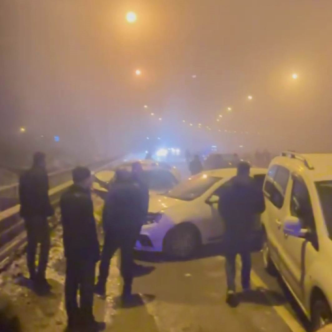 DİYARBAKIR’DA BUZLANMA NEDENİ İLE KAYGANLAŞAN YOLDA 7 ARACIN KARIŞTIĞI ZİNCİRLEME TRAFİK KAZASI...