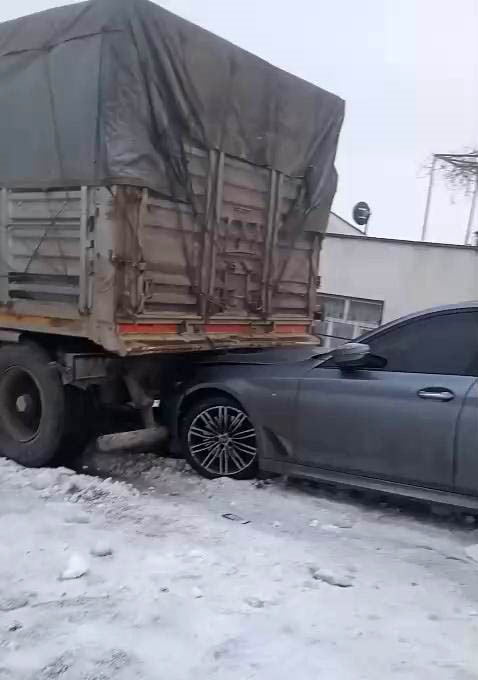 DİYARBAKIR’DA BUZLANMA NEDENİ İLE MEYDANA GELEN, 3 TIR VE 2 ARACIN KARIŞTIĞI ZİNCİRLEME TRAFİK...