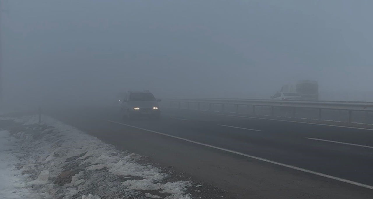 DİYARBAKIR’DA DÜN ETKİLİ OLAN YOĞUN SİS BUGÜNDE DEVAM ETTİ. GÖRÜŞ MESAFESİNİN YER YER 10 METREYE...