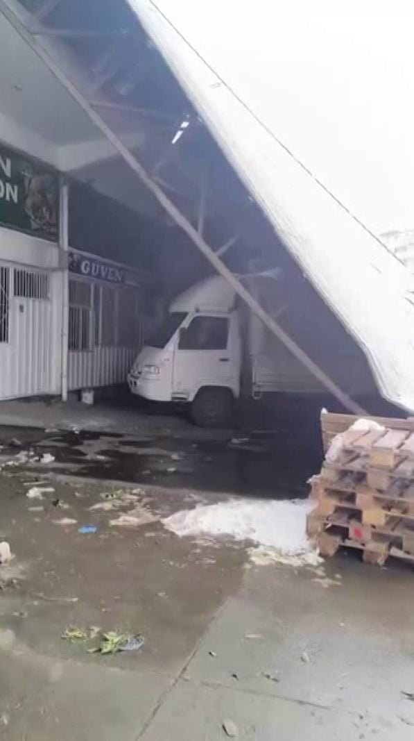 DİYARBAKIR’DA ETKİLİ OLAN KAR YAĞIŞI NEDENİ İLE YENİ HAL’İN ÇATISI ÇÖKTÜ.