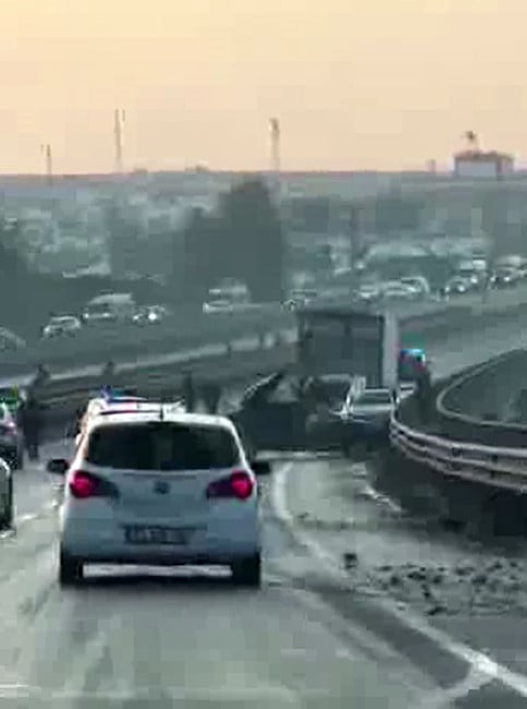 DİYARBAKIR’DA KAYGANLAŞAN YOLDA SÜRÜCÜLERİN DİREKSİYON HAKİMİYETİNİ KAYBETTİĞİ 5 ARAÇ...