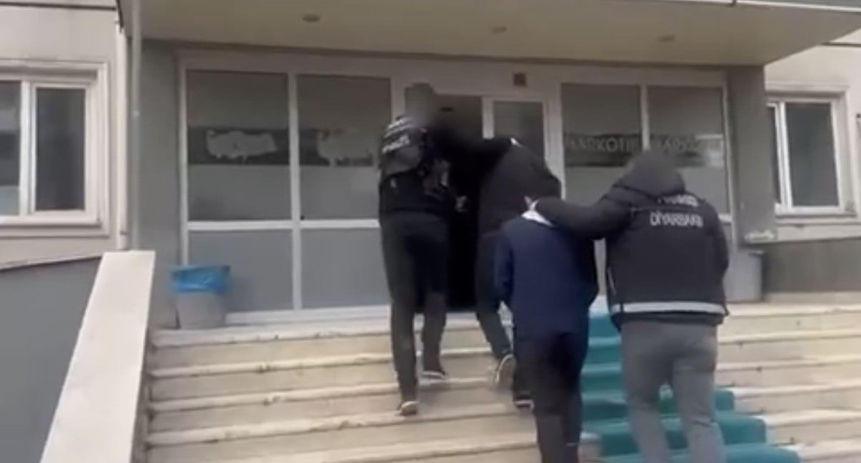 DİYARBAKIR’DA, MİDELERİNDE TAŞIDIKLARI 807, 15 GRAM UYUŞTURUCU İLE YAKALANAN İRANLI İKİ KİŞİ...