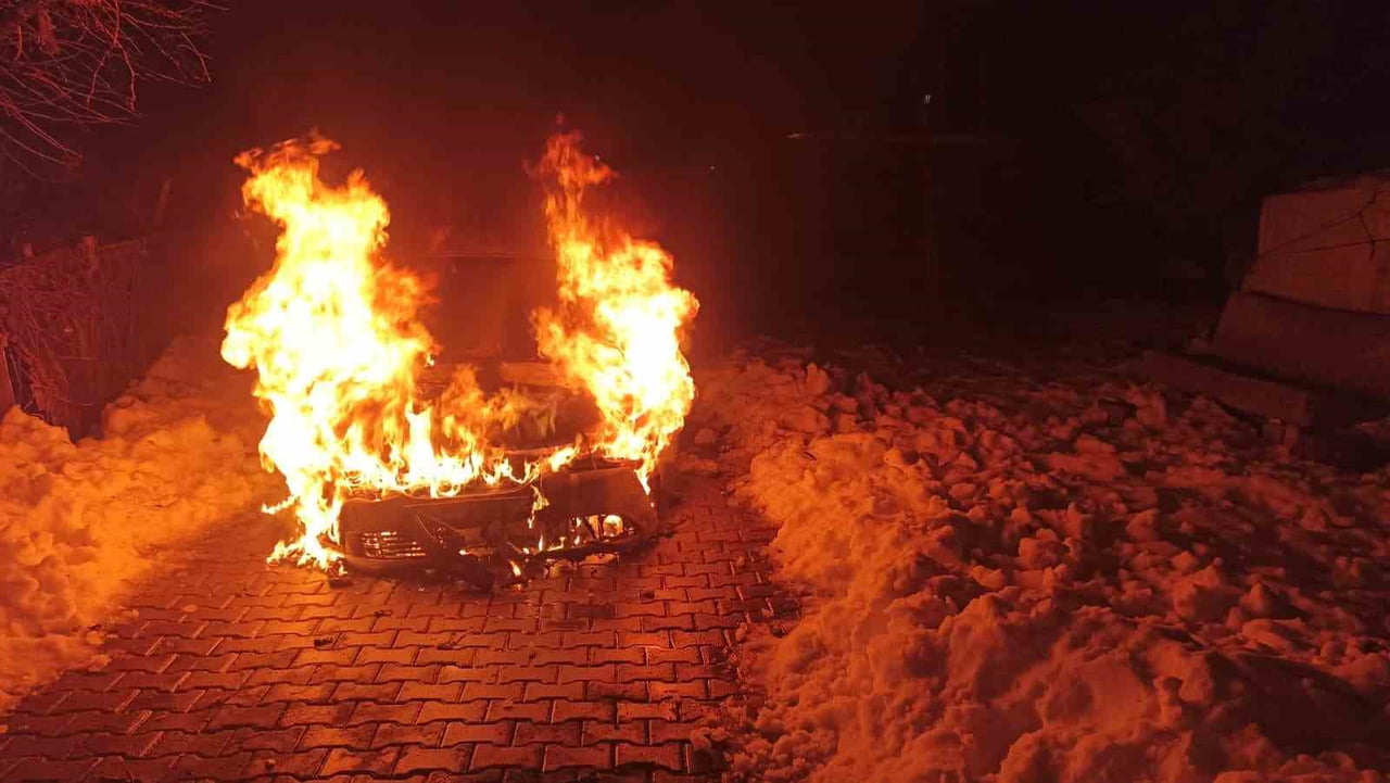 DİYARBAKIR’DA SEYİR HALİNDEKİ ARAÇ ALEV ALDI. OLAYDA ÖLEN YA DA YARALANAN OLMAZKEN, ARAÇ...