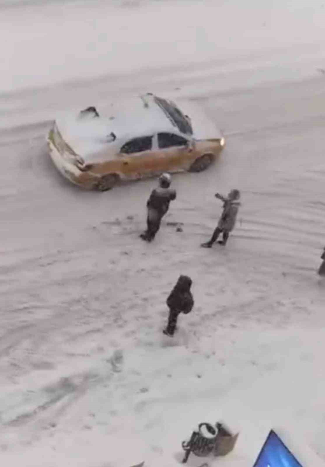 DİYARBAKIR’DA SON YILLARIN EN YOĞUN KAR YAĞIŞI ETKİLİ OLURKEN, İLÇE ADETA ESARETİ YAŞADI. BİRÇOK...
