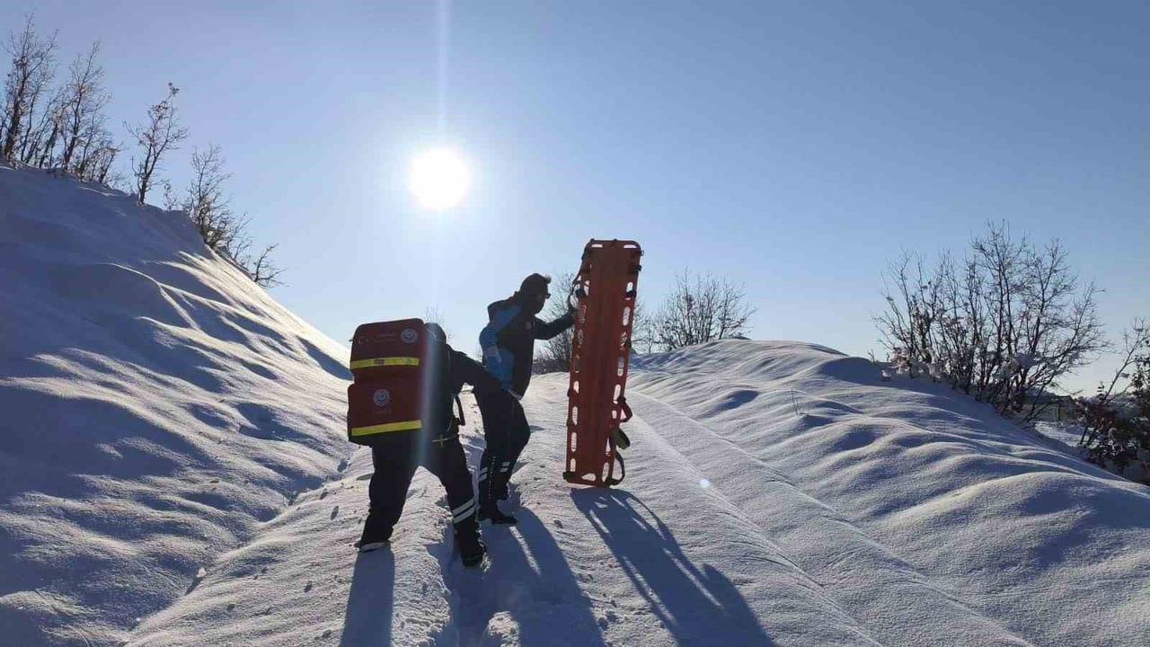 DİYARBAKIR’DA UMKE EKİBİ, JANDARMAYLA BİRLİKTE 1,5 KİLOMETRELİK ZORLU YOLU YÜRÜYEREK HASTAYA...