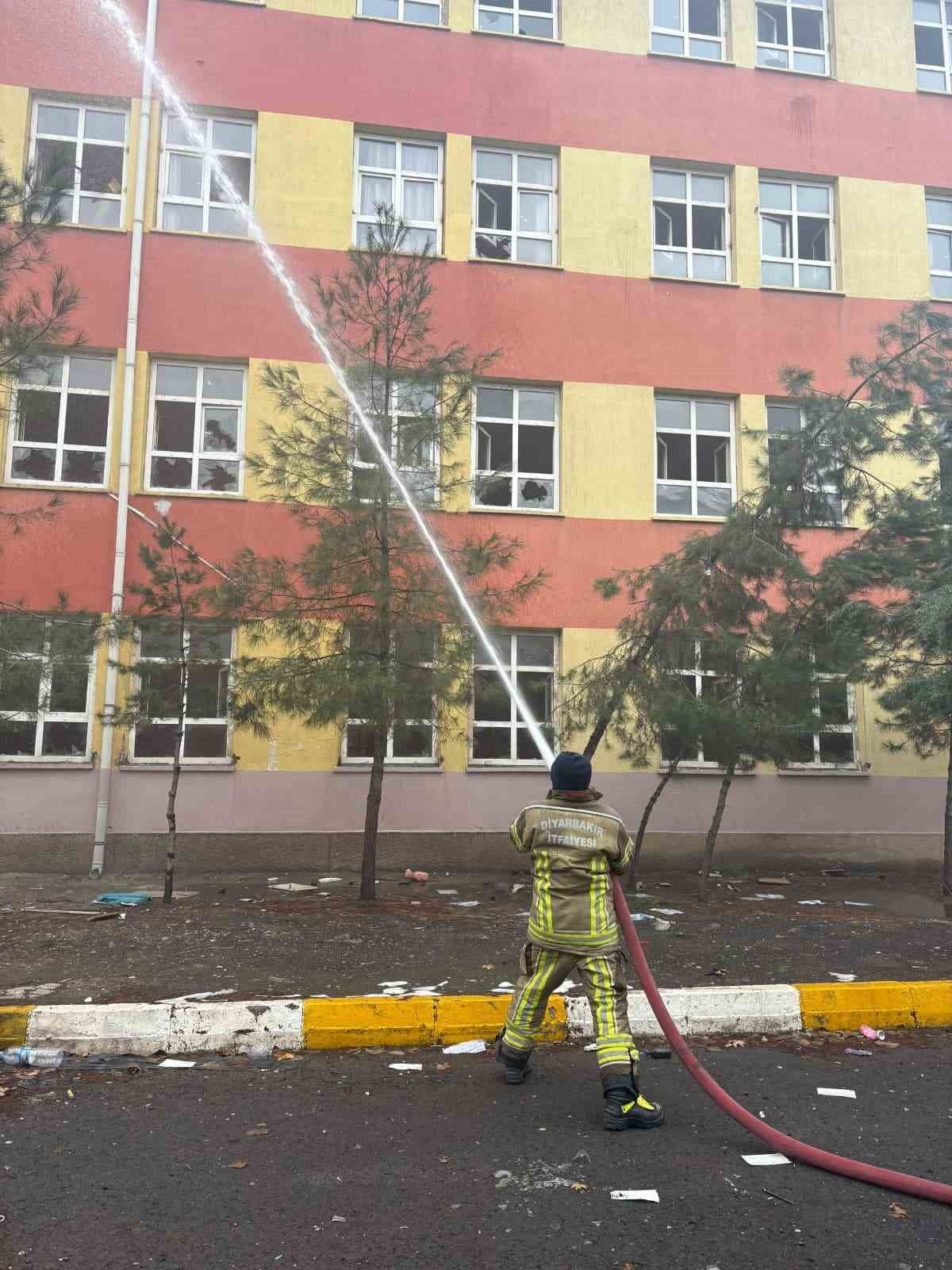 DİYARBAKIR’DA YIKIM KARARI NEDENİ İLE BOŞALTILAN ORTAOKULDA YANGIN ÇIKTI. EKİPLERİN MÜDAHALESİ İLE...