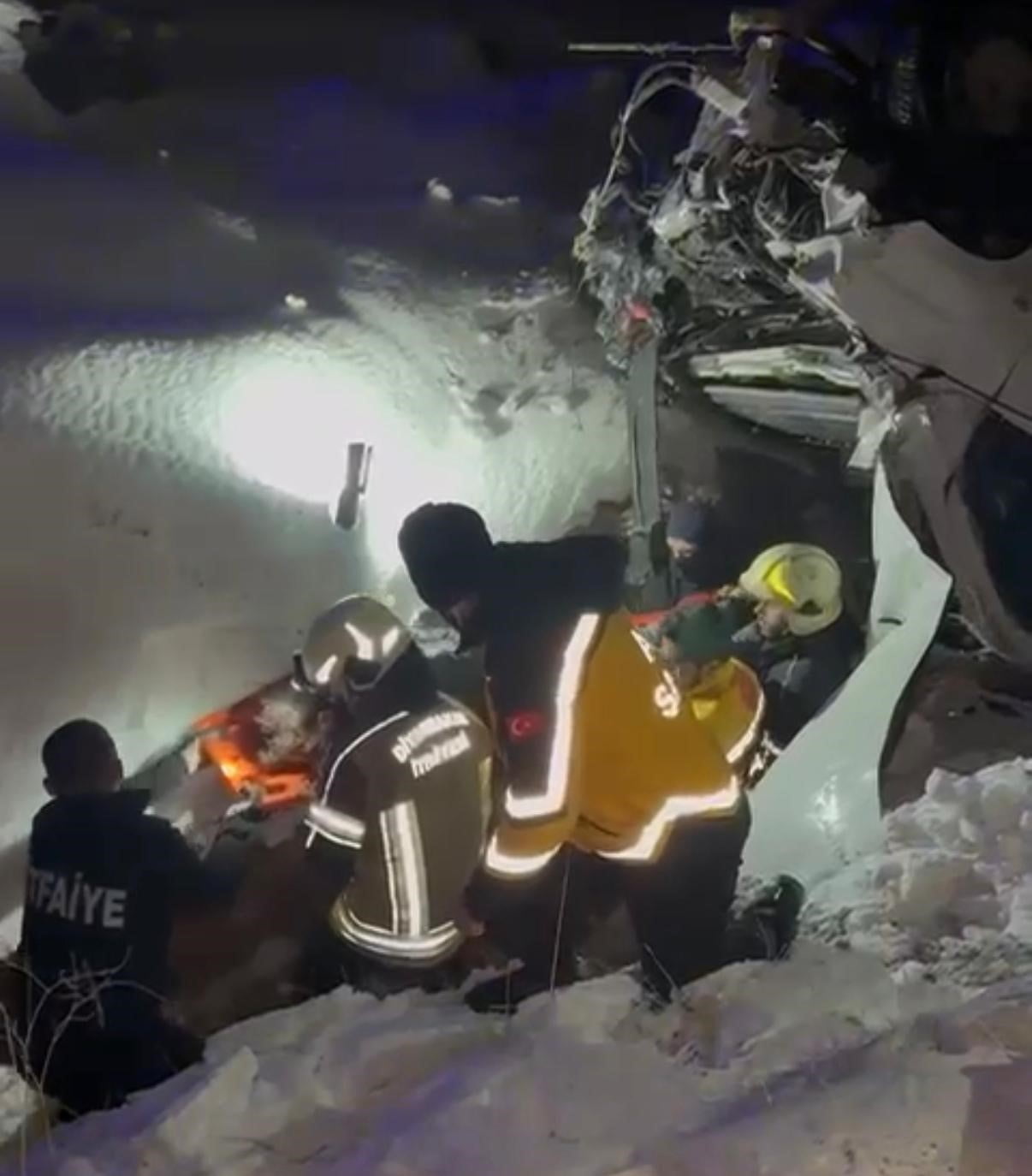 DİYARBAKIR’IN BAĞLAR İLÇESİNDE ŞARAMPOLE DEVRİLEN ARACIN SÜRÜCÜSÜ İTFAİYE EKİPLERİNCE ÇIKARTILARAK...