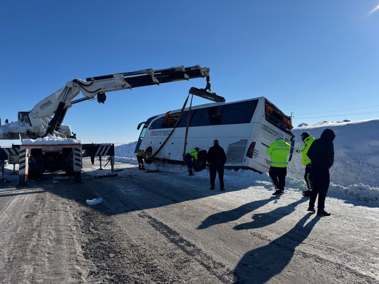 DİYARBAKIR’IN BAĞLAR İLÇESİNDE YOLCU OTOBÜSÜNÜN DEVRİLMESİ SONUCU 6 KİŞİ YARALANDI.