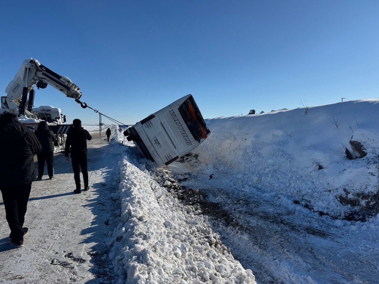 DİYARBAKIR’IN BAĞLAR İLÇESİNDE YOLCU OTOBÜSÜNÜN DEVRİLMESİ SONUCU 6 KİŞİ YARALANDI.
