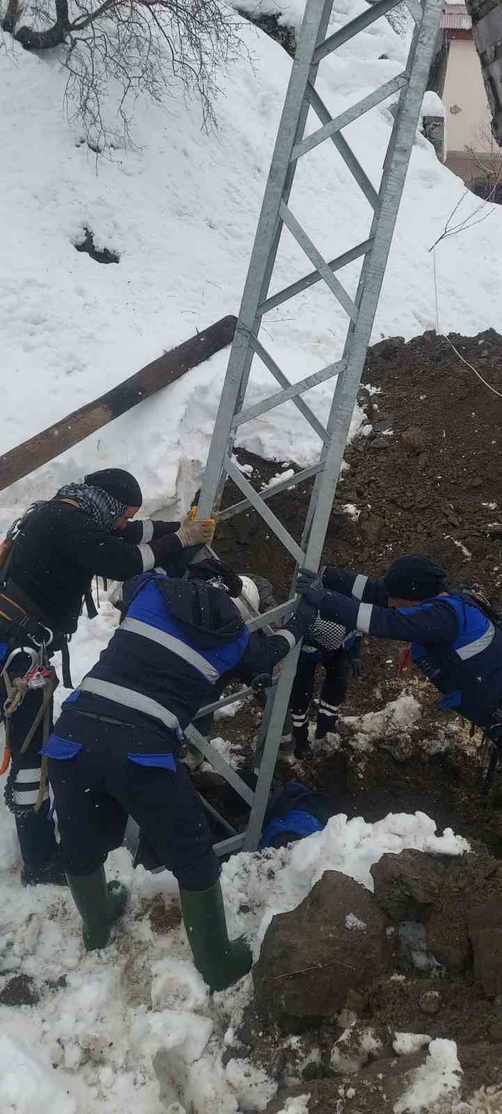 DİYARBAKIR’IN ÇÜNGÜŞ İLÇESİNDE GEÇTİĞİMİZ GÜNLERDE KAR YAĞIŞLARINDAN DOLAYI DEVRİLEN ELEKTRİK...