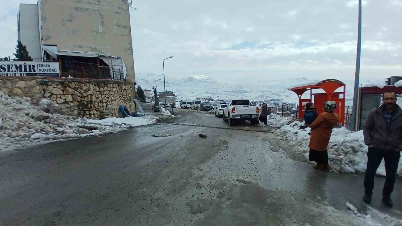 DİYARBAKIR’IN KULP BELEDİYESİ EKİPLERİNİN YOĞUN KAR YAĞIŞI SONRASI CADDE VE KALDIRIMLARDA BİRİKEN...