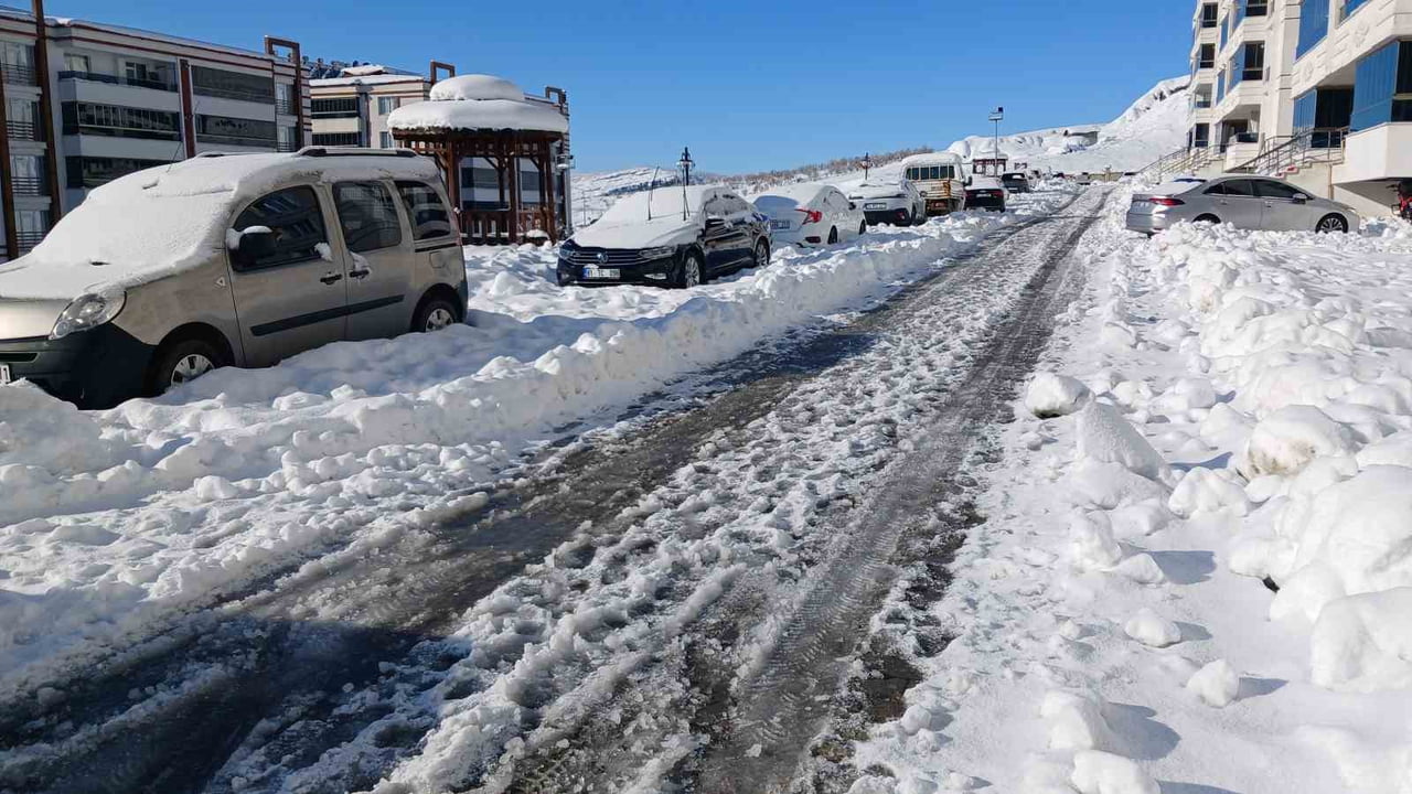 DİYARBAKIR’IN KULP İLÇESİNDE  4 GÜN BOYUNCA ETKİLİ OLAN YOĞUN KAR YAĞIŞI, YERİNİ GÜNEŞLİ ANCAK...