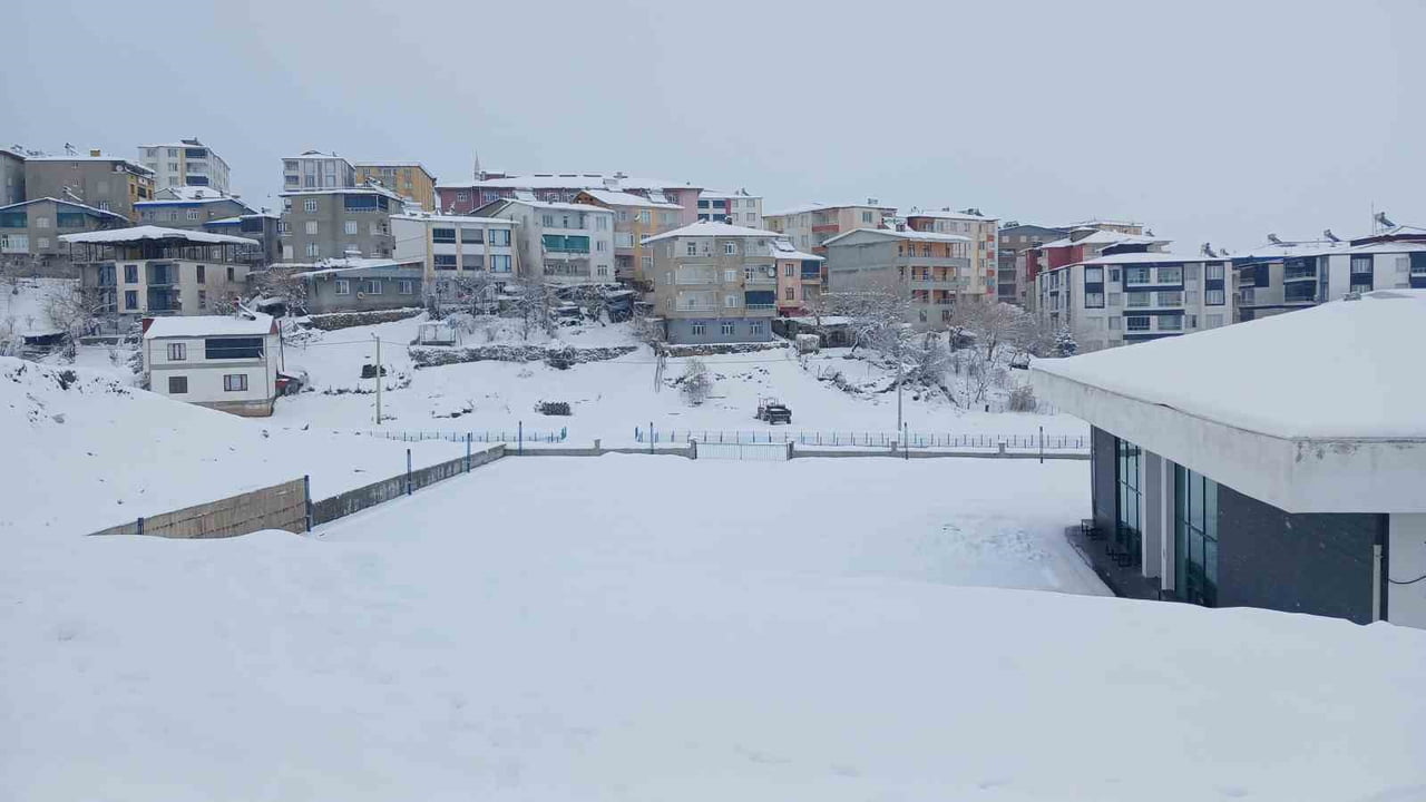 DİYARBAKIR’IN KULP İLÇESİNDE DÜN AKŞAM BAŞLAYAN YOĞUN KAR YAĞIŞI SONRASI MERKEZDE HAYAT DURDU....