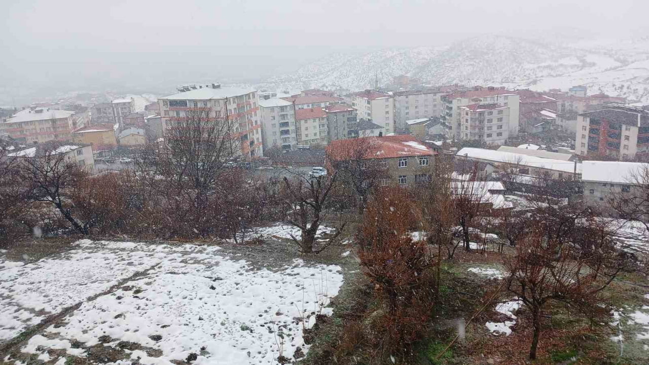 DİYARBAKIR’IN KULP İLÇESİNDE İKİ GÜNDÜR ARALIKSIZ SÜREN YAĞMUR, ÖĞLE SAATLERİNDEN İTİBAREN YERİNİ...