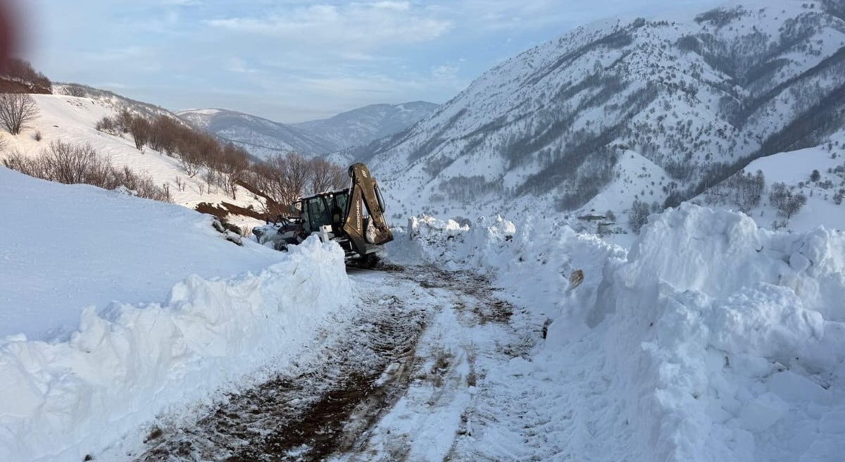 DİYARBAKIR’IN KULP İLÇESİNDE SABAH SAATLERİNDE SİS BASTI, ÖĞLEYE DOĞRU KARLA KARIŞIK YAĞIŞ...
