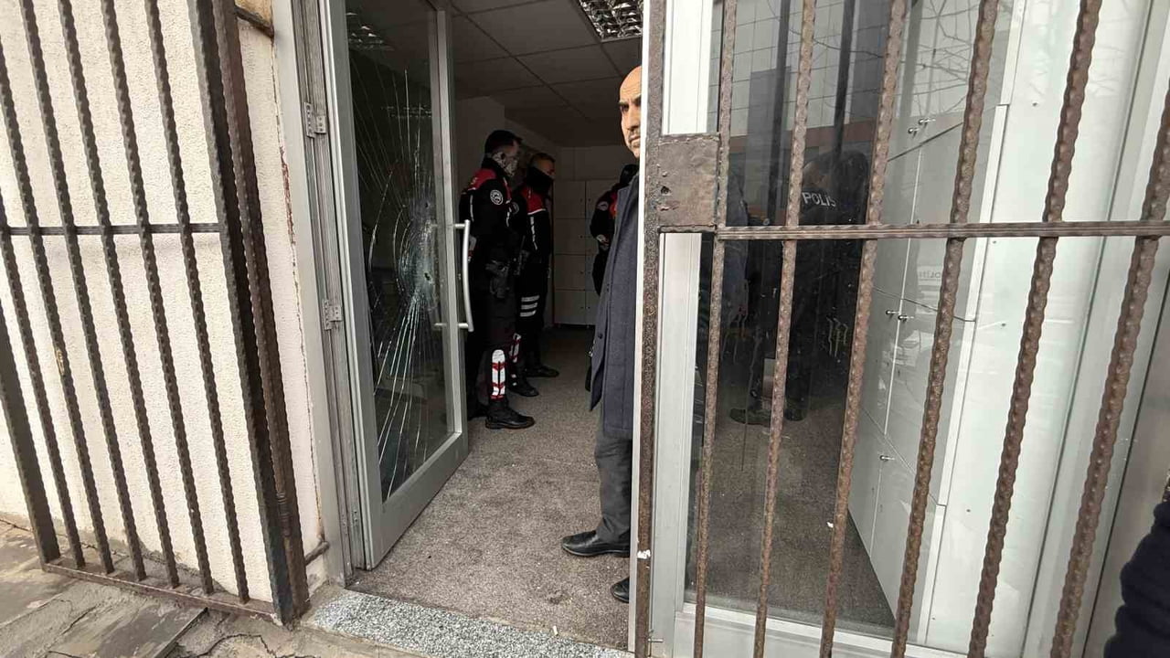 DİYARBAKIR’IN MERKEZ BAĞLAR İLÇESİNDE BİR KURAN KURSUNDA YAPILAN SİLAHLI SALDIRIDA 1 KİŞİ HAYATINI...