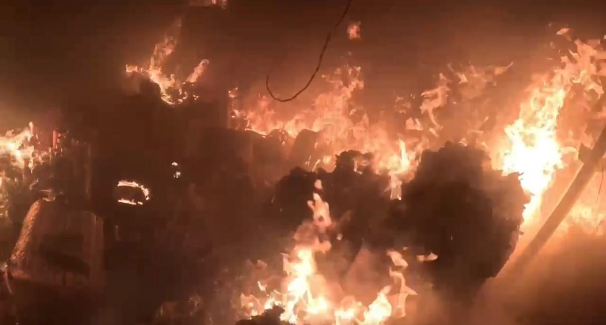 DİYARBAKIR’IN MERKEZ YENİŞEHİR İLÇESİNDE BİR İŞ YERİNDE ÇIKAN YANGIN SÖNDÜRÜLÜRKEN, ALEVLER...