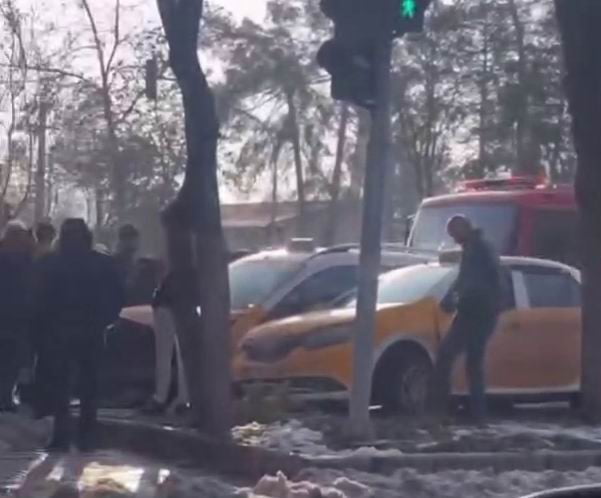 DİYARBAKIR’IN YENİŞEHİR İLÇESİNDE 3 TİCARİ TAKSİNİN KARIŞTIĞI ZİNCİRLEME TRAFİK KAZASINDA...