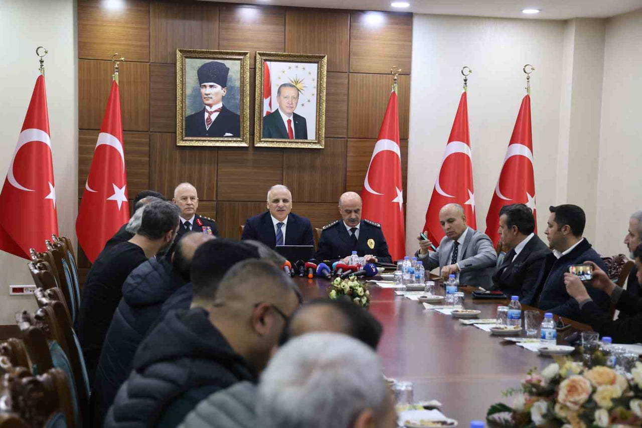 DİYARBAKIR VALİSİ MURAT ZORLUOĞLU BAŞKANLIĞINDA YAPILAN "ASAYİŞ VE GÜVENLİK BİLGİLENDİRME...