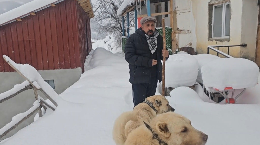 DOĞU BUZ KESTİ: DONAN SU ŞEBEKELERİ PÜRMÜZLE ISITILMAYA ÇALIŞILDI