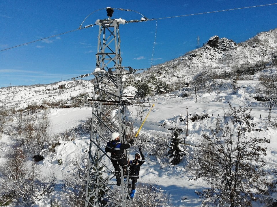 DOĞU KARADENİZ BÖLGESİ’NDE ETKİLİ OLAN YOĞUN KAR YAĞIŞI NEDENİYLE ELEKTRİK DAĞITIM ŞEBEKESİNDE...