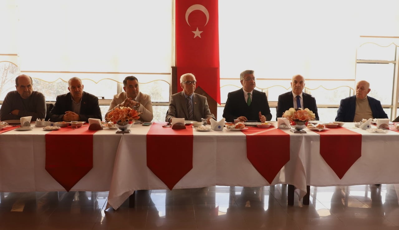 DPÜ REKTÖRÜ KIZILTOPRAK'TAN GAZETECİLERE KUTLAMASI