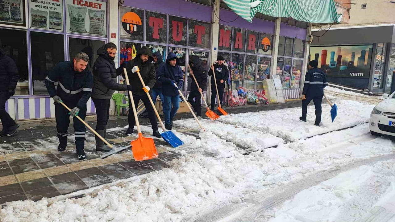 DÜN AKŞAM SAATLERİNDEN İTİBAREN KAR YAĞIŞININ ETKİLİ OLDUĞU DİYARBAKIR'IN ÇERMİK İLÇESİNDE...
