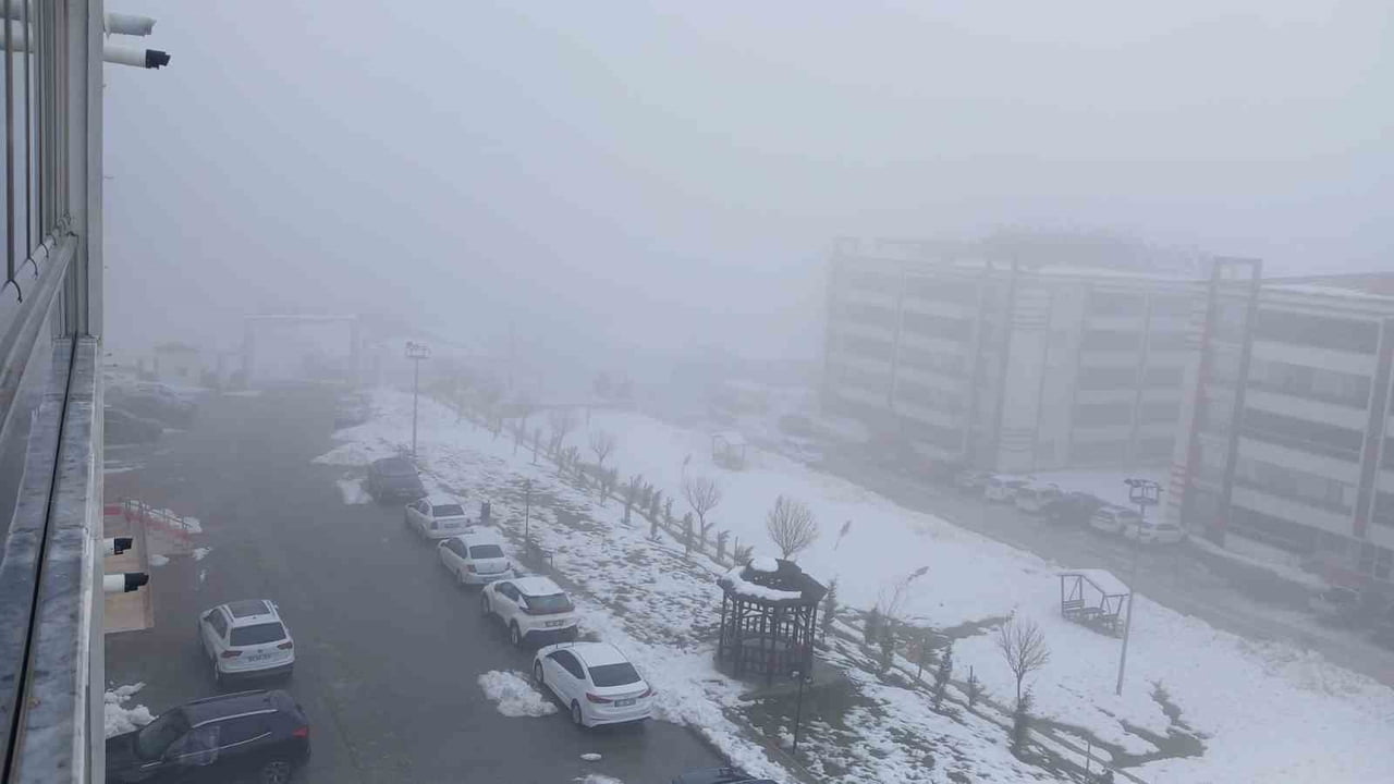 DÜN ETKİLİ OLAN YAĞIŞIN ARDINDAN KULP İLÇE MERKEZİ SABAH SAATLERİNDE YOĞUN SİSLE KAPLANIRKEN...