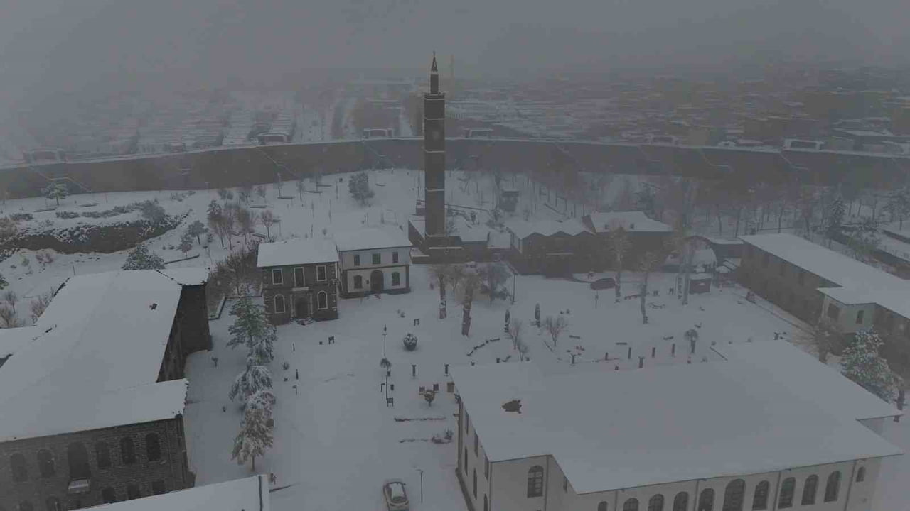 DÜNYADA 10 BİN YILLIK TARİHİYLE EN ESKİ İKİNCİ YERLEŞİM YERİ OLARAK BİLİNEN DİYARBAKIR’IN MERKEZ...