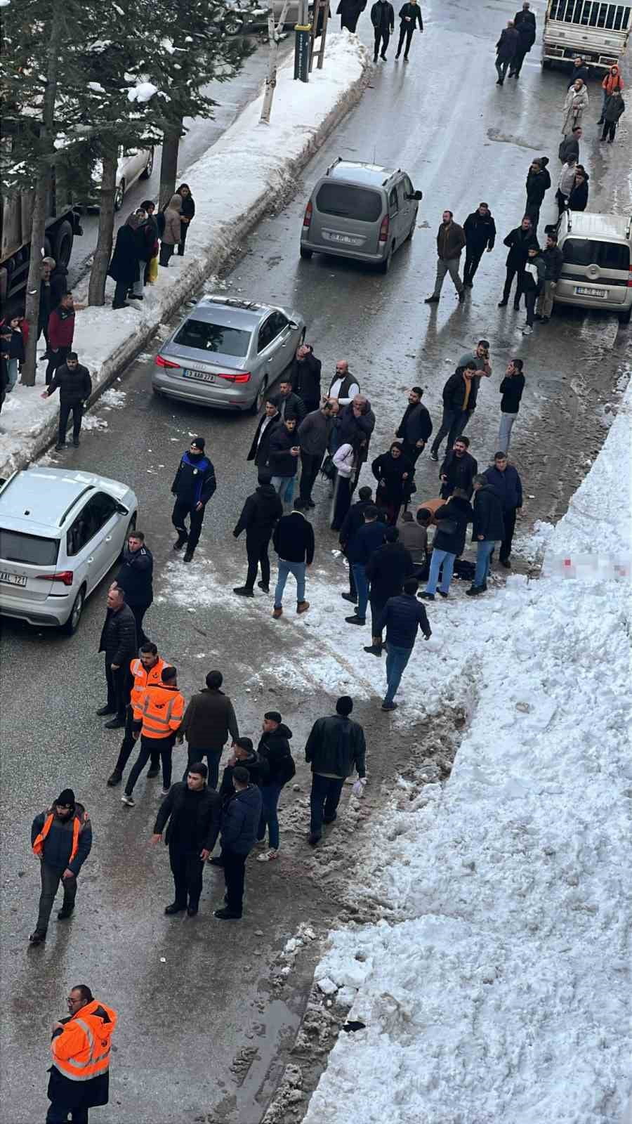 DÜŞEN KAR KÜTLESİ CANA MAL OLDU