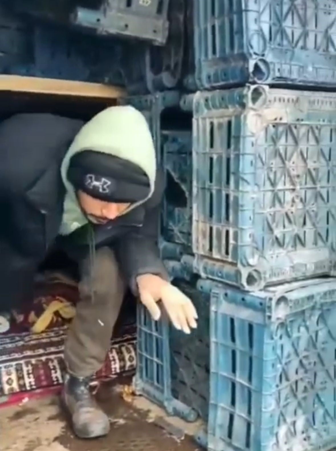 DÜZCE'DE GÖÇMEN KAÇAKÇILIĞINA YÖNELİK DÜZENLENEN OPERASYONDA, KAMYON KASASINDA 14 DÜZENSİZ GÖÇMEN...