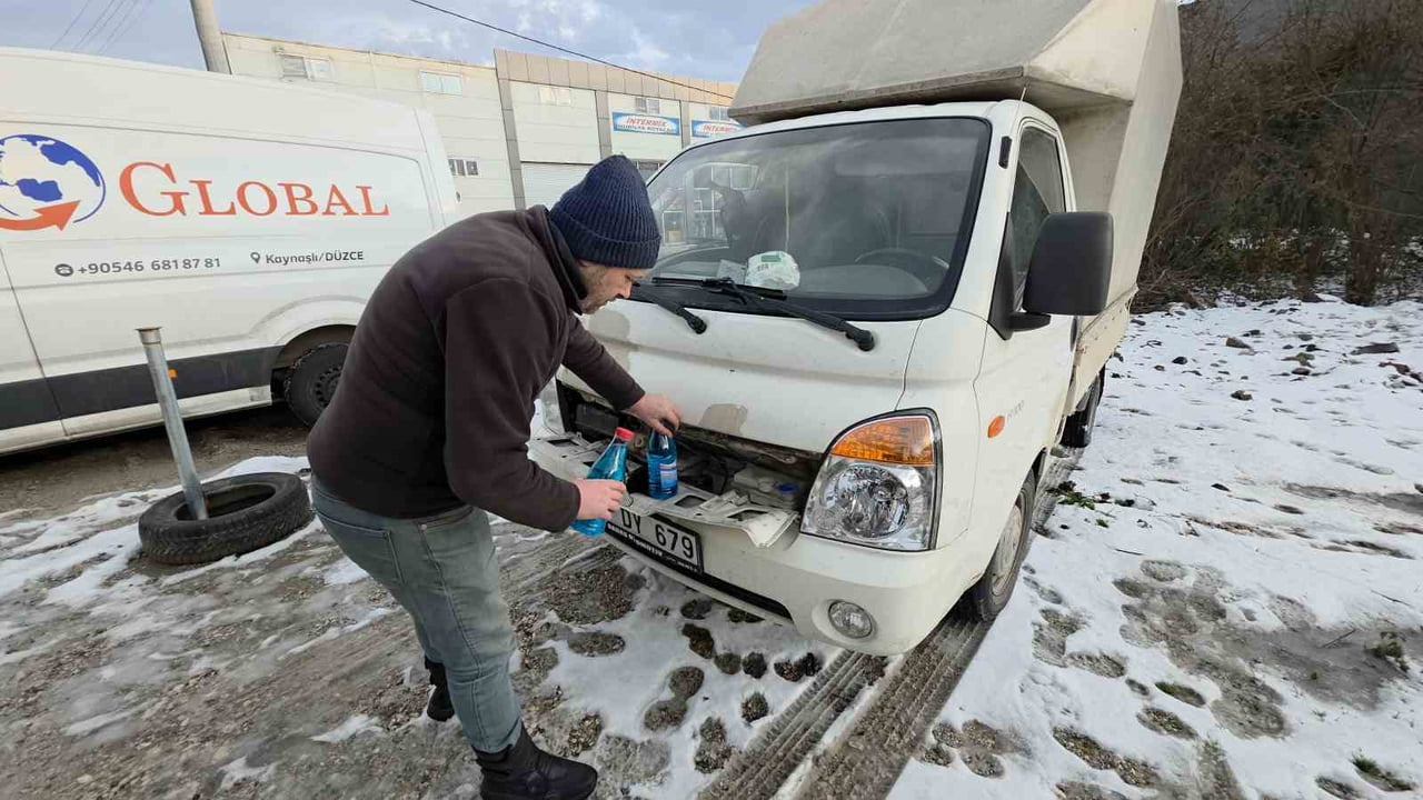 DÜZCE'DE HAVA SICAKLIĞININ SIFIRIN ALTINDA 10 DERECEYE KADAR DÜŞMESİ NEDENİYLE ANTİFRİZİ...