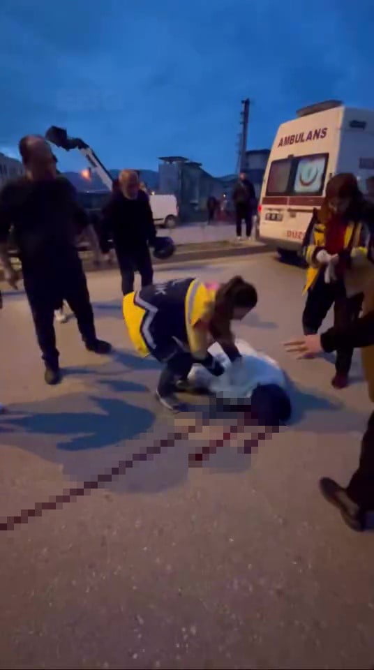 DÜZCE'DE TİCARİ TAKSİYE ARKADAN ÇARPAN MOTOSİKLETİN SÜRÜCÜSÜ AĞIR YARALANDI.