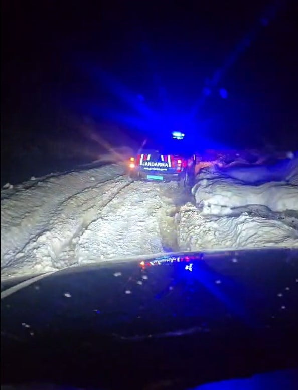 DÜZCE'NİN YÜKSEK KESİMLERİNDE KAR NEDENİYLE MAHSUR KALAN AİLEYİ VE ONLARA YARDIMA GİDERKEN KARA...